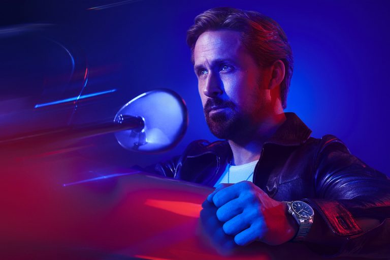 La mejor forma de definir a Ryan Gosling es a través de sus trabajos: capaz de ser el melancólico piloto en Drive o el cantante y bailarín de La ciudad de las estrellas (La La Land), es difícil encasillarlo en un determinado perfil de actor. Asume riesgos, se pone a prueba constantemente y busca sobrepasar los límites de lo posible. Pero no son las únicas cualidades que le convertían en el candidato perfecto para unirse a TAG Heuer; con la marca, comparte otros elementos como la pasión, el estilo natural y el compromiso con la excelencia. En TAG Heuer lo tienen claro, a Gosling se le puede considerar el heredero del legendario Steve McQueen; dos hombres para los que el estilo y la esencia son una misma cosa. Eso sí, Gosling representa algo más que la marca también quiere transmitir: una nueva clase de masculinidad que es a la vez sensible y discreta, y que muestra una confianza natural. “Estamos encantados de presentar a Ryan Gosling como embajador mundial de TAG Heuer en la que será su primera colaboración con una marca. Estrella desde sus inicios, el actor se ha convertido en un icono tan enigmático como inescrutable. Es un verdadero artista que elige sus proyectos con sumo cuidado y se dedica a ellos como nadie, no solo dando forma a su personaje sino a toda la dirección creativa. La película Drive representa el vínculo más fuerte con lo que somos hoy en día, y estamos entusiasmados con los proyectos creativos que tenemos juntos”, ha declarado Frédéric Arnault, Ceo de TAG Heuer. Y este vínculo que establece Ryan Gosling con la firma relojera, es definida también por el actor: “TAG Heuer lleva siendo de manera tácita y constante un pilar clásico y emblemático de excelencia en su campo desde hace más de ciento sesenta años. Colaborar con ellos fue una decisión fácil; además, el tiempo es algo en lo que pienso mucho últimamente. Mis hijos crecen rápido, así que estoy más pendiente del reloj que nunca”. Con un currículum que no solo aumenta en títulos, sino también en reconocimientos, hay que añadir que Gosling no solo es intrépido a la hora de elegir sus papeles, sino también durante el rodaje, protagonizando muchas de sus propias escenas de riesgo. Es un trabajo que claramente fascina al actor, puesto que, además de interpretar a un doble en Drive y en Cruce de caminos, acaba de firmar para interpretar a un doble en The Fall Guy, que será dirigida por David Leitch, un antiguo doble de escenas de riesgo. Antes estará en las pantalla con The Gray Man, donde protagoniza el papel de más acción hasta la fecha. Un detalle más de su compromiso con la excelencia: la elección del fotógrafo para su primera campaña publicitaria con TAG Heuer, también ha sido cosa de Gosling, que ha confiado en Pari Dukovic, y también ha colaborado en cada paso del proceso creativo. El resultado es una campaña de imágenes vibrantes, inspirada en el deseo de Gosling de que fuera distinta... Y lo ha logrado, es el privilegio de tener una verdadera estrella.
