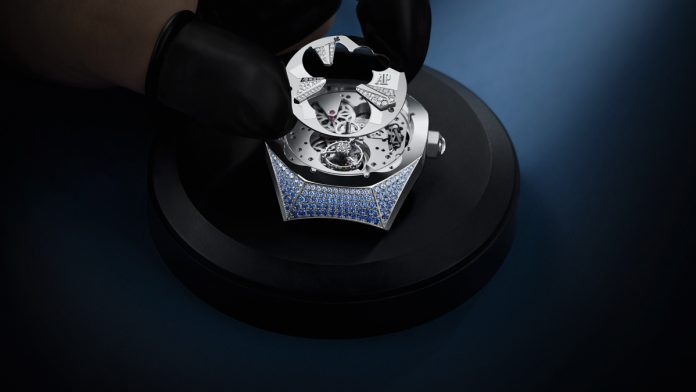 Los Royal Oak Concept Tourbillon Volante declinados en oro blanco o rosa están revestidos con 208 zafiros de talla baguette en degradado azul. Los zafiros se han tallado en 144 tamaños distintos para combinar tanto con las curvas de la caja como con la arquitectura de la esfera y los componentes del movimiento. Los Royal Oak Concept Tourbillon Volante declinados en oro blanco o rosa están revestidos con 208 zafiros de talla baguette en degradado azul. Los zafiros se han tallado en 144 tamaños distintos para combinar tanto con las curvas de la caja como con la arquitectura de la esfera y los componentes del movimiento.