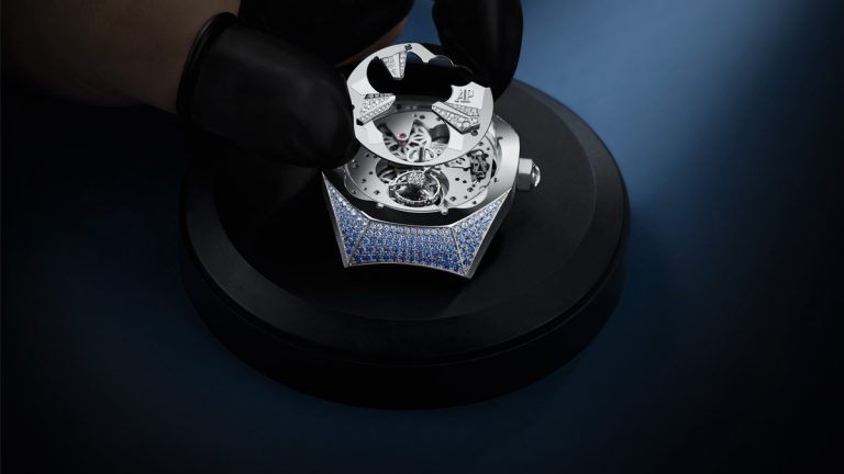 Los Royal Oak Concept Tourbillon Volante declinados en oro blanco o rosa están revestidos con 208 zafiros de talla baguette en degradado azul. Los zafiros se han tallado en 144 tamaños distintos para combinar tanto con las curvas de la caja como con la arquitectura de la esfera y los componentes del movimiento.