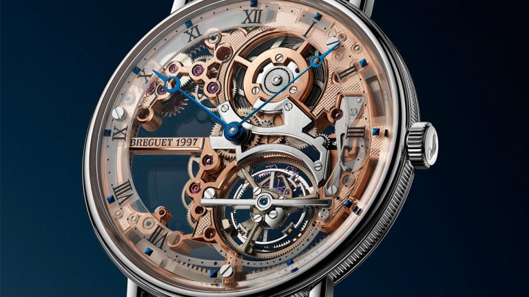 CLASSIQUE TOURBILLON EXTRA-PLAT SQUELETTE 5395 Breguet ha esqueletado su movimiento tourbillon extraplano de 3 mm de grosor. Una hazaña tanto técnica como artística que rinde tributo a los oficios artesanales. Una obra de arte en oro, con masa oscilante periférica y 80 horas de autonomía.
