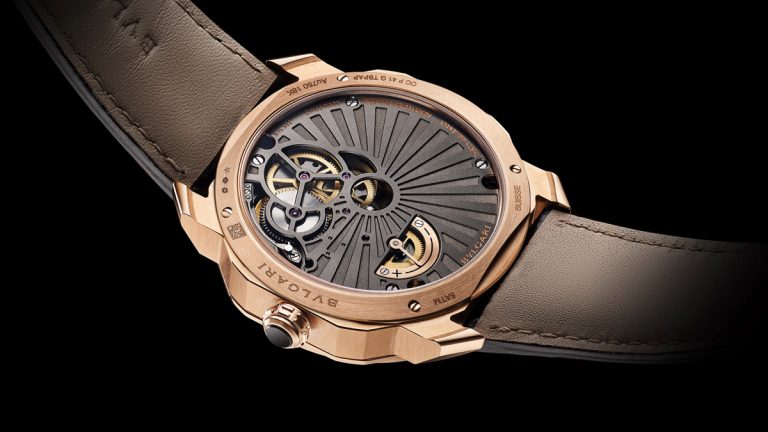 Cuerda manual para el calibre BVL 332 con su tourbillon volante central. 60 horas de autonomía.