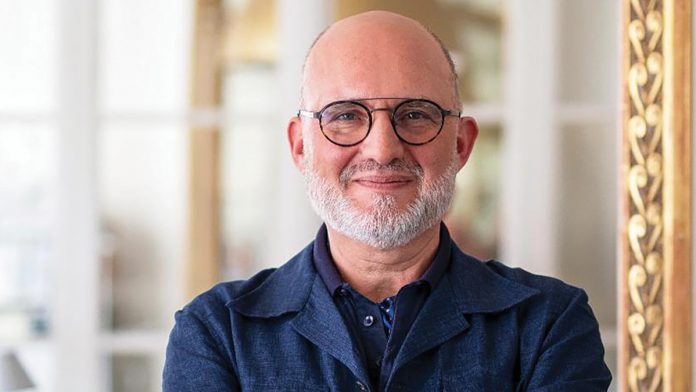 biculturalidad Para Carlos Rosillo es una de las claves para explicar la filosofía creativa de Bell & Ross. Una prueba de ello es que desde el principio la concepción y el diseño de los relojes se realiza en Francia, mientras que la fabricación de los mismos se produce en Suiza. biculturalidad Para Carlos Rosillo es una de las claves para explicar la filosofía creativa de Bell & Ross. Una prueba de ello es que desde el principio la concepción y el diseño de los relojes se realiza en Francia, mientras que la fabricación de los mismos se produce en Suiza.