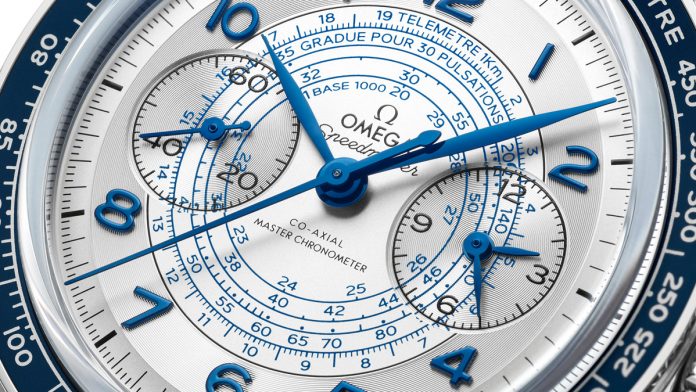 acero noble y piel Presentado con correa de piel azul, incorpora un pequeño segundero situado a las 9 h y un registrador de 60 minutos y de 12 horas, a las 3 h. El reloj está impulsado por el movimiento Co-Axial Master Chronometer calibre 9908. acero noble y piel Presentado con correa de piel azul, incorpora un pequeño segundero situado a las 9 h y un registrador de 60 minutos y de 12 horas, a las 3 h. El reloj está impulsado por el movimiento Co-Axial Master Chronometer calibre 9908.