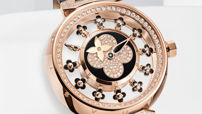 Esta nueva creación de Louis Vuitton juega entre la mecánica y la joyería. La primera se sustenta sobre un movimiento de cuerda automática, el calibre LV 89, desarrollado y realizado por completo en La Fabrique du Temps Louis Vuitton. Con un total de 95 componentes, late a una frecuencia de 28.800 alt/h. Por lo que respecta a su estética, está aderezada con un total de 239 diamantes talla brillante (1,96 quilates).