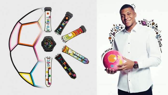 Hublot Loves Football × Kylian Mbappé Los colores reflejan la historia del jugador: el rosa, su favorito, por las primeras botas de fútbol de sus sueños; el naranja, por Inspired by KM, su fundación de ayuda a la infancia; y el azul, por Francia y por la belleza del cielo. Hublot Loves Football × Kylian Mbappé Los colores reflejan la historia del jugador: el rosa, su favorito, por las primeras botas de fútbol de sus sueños; el naranja, por Inspired by KM, su fundación de ayuda a la infancia; y el azul, por Francia y por la belleza del cielo.