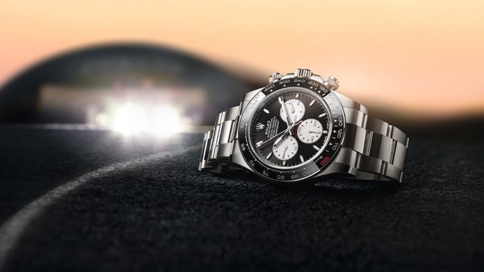Con ocasión de su 60 aniversario y del centenario de las 24 Horas de Le Mans, Rolex perpetúa el mito de su cronógrafo más famoso del mundo deportivo actualizando toda la gama. Lanzado en 1963, el Cosmograph Daytona fue diseñado para satisfacer las necesidades de los pilotos de carreras profesionales. Equipado con un bisel taquimétrico y un movimiento mecánico de alto rendimiento completamente desarrollado y fabricado por Rolex, este cronógrafo ahora legendario es el instrumento elegido para medir intervalos de tiempo y determinar velocidades medias.