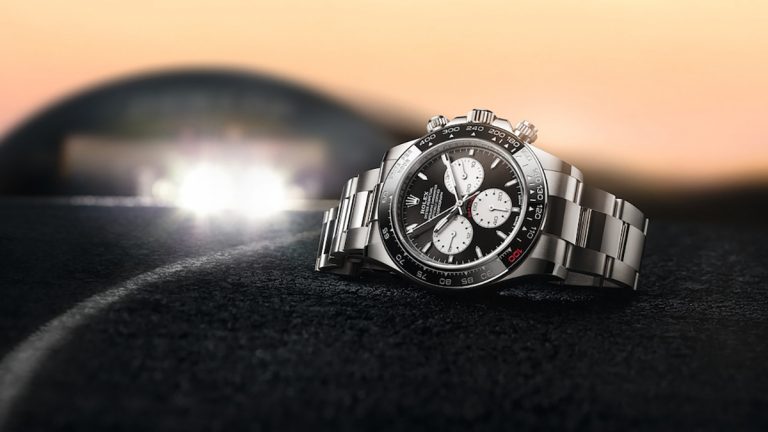 Con ocasión de su 60 aniversario y del centenario de las 24 Horas de Le Mans, Rolex perpetúa el mito de su cronógrafo más famoso del mundo deportivo actualizando toda la gama. Lanzado en 1963, el Cosmograph Daytona fue diseñado para satisfacer las necesidades de los pilotos de carreras profesionales. Equipado con un bisel taquimétrico y un movimiento mecánico de alto rendimiento completamente desarrollado y fabricado por Rolex, este cronógrafo ahora legendario es el instrumento elegido para medir intervalos de tiempo y determinar velocidades medias.