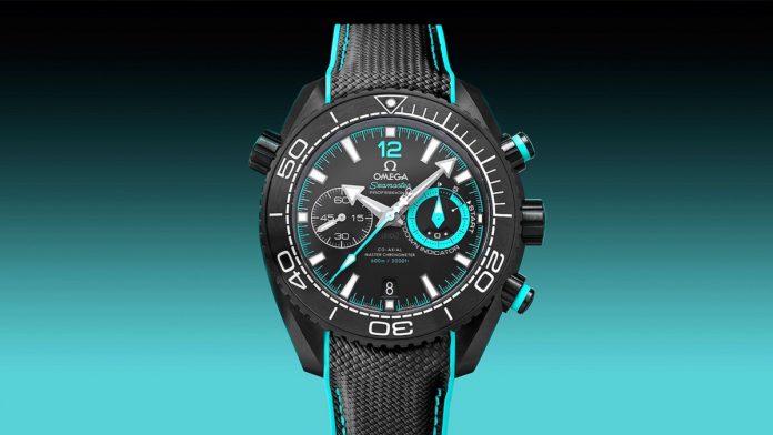 La Edición Seamaster Planet Ocean Deep Black ETNZ rinde homenaje a la inminente celebración de la Copa América en Barcelona en 2024 inspirándose en el logotipo del vigente campeón, el Emirates Team New Zealand.