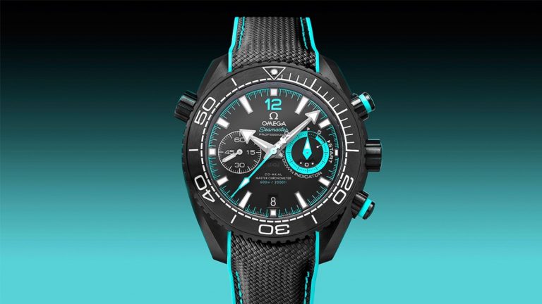 La Edición Seamaster Planet Ocean Deep Black ETNZ rinde homenaje a la inminente celebración de la Copa América en Barcelona en 2024 inspirándose en el logotipo del vigente campeón, el Emirates Team New Zealand.