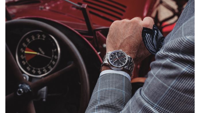 La firma sajona colabora una vez más con el Concurso de Elegancia del Palacio de Hampton Court, la competición automovilística celebrada del 1 al 3 de septiembre de 2023. La firma sajona colabora una vez más con el Concurso de Elegancia del Palacio de Hampton Court, la competición automovilística celebrada del 1 al 3 de septiembre de 2023.