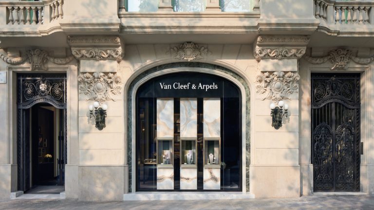 La maison de la Place Vendôme abre su nueva tienda en España en el 77 de Paseo de Gracia en un edificio que refleja el típico modernismo catalán.