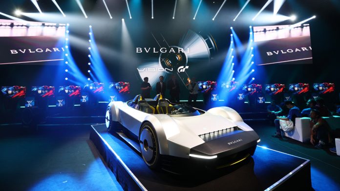 BULGARI desafía los límites de la innovación y pone muy alto el listón dentro y fuera del circuito de carreras al plasmar la emoción de la velocidad. Las personas que adquieran una de las ediciones especiales Bulgari Aluminium x Gran Turismo recibirán un código para conducir el hipercoche de Bulgari en el juego. BULGARI desafía los límites de la innovación y pone muy alto el listón dentro y fuera del circuito de carreras al plasmar la emoción de la velocidad. Las personas que adquieran una de las ediciones especiales Bulgari Aluminium x Gran Turismo recibirán un código para conducir el hipercoche de Bulgari en el juego.