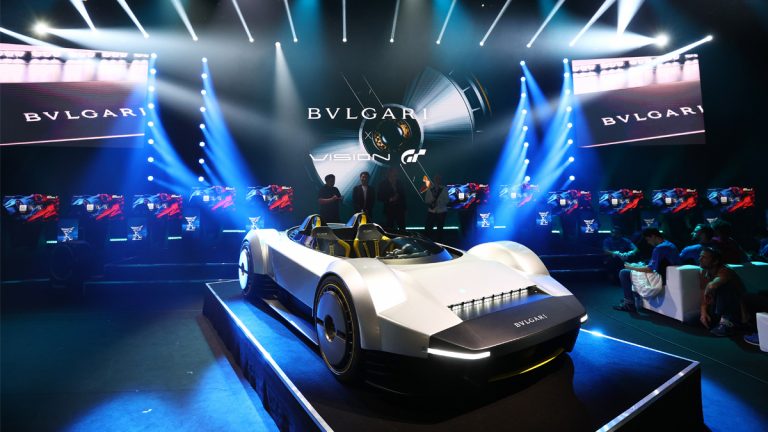 BULGARI desafía los límites de la innovación y pone muy alto el listón dentro y fuera del circuito de carreras al plasmar la emoción de la velocidad. Las personas que adquieran una de las ediciones especiales Bulgari Aluminium x Gran Turismo recibirán un código para conducir el hipercoche de Bulgari en el juego.