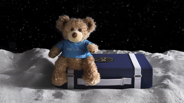 Entre el 12 y el 24 de febrero, Omega subastará en Sotheby's 11 maletines MoonSwatch Moonshine Gold, cada uno de los cuales contiene los 11 relojes Omega x Swatch “Mission to Moonshine Gold”.