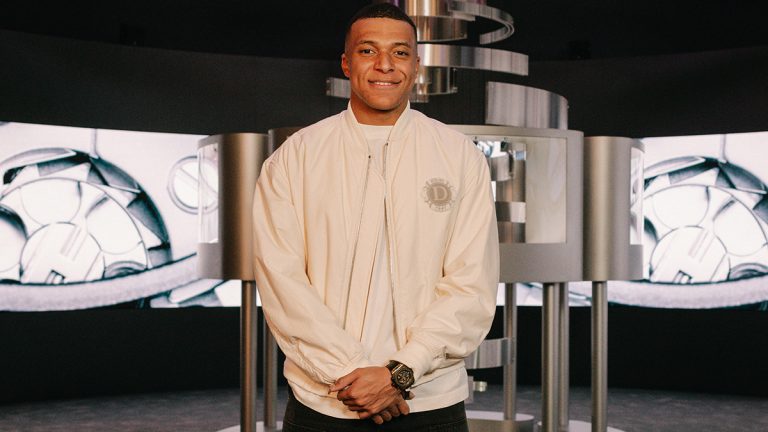 Mbappe lanza el reloj oficial de la UEFA en Watches & Wonders