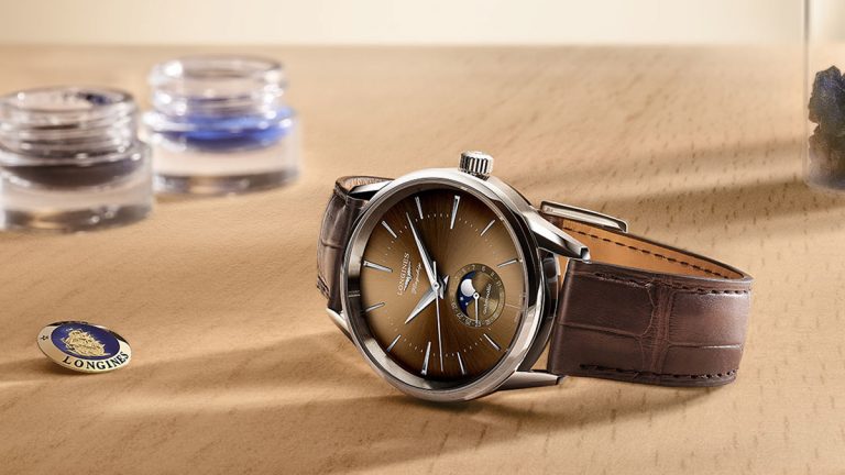 Como homenaje al modelo histórico Flagship de los años 50, los nuevos relojes de lujo cuentan con fase lunar y la firma de la colección: un medallón de oro de 18 K decorado con esmalte en el fondo atornillado de la caja.