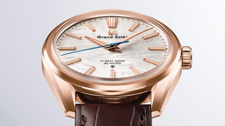 o hay gesto más relojero que el momento en que se da cuerda al reloj. En los años 60 y 70, llegaron al mercado creaciones Grand Seiko de cuerda manual que ofrecían un notable rendimiento y precisión con sus 10 alternancias por segundo. Este año, por primera vez tras más de 50 años, Grand Seiko presenta un nuevo movimiento de cuerda manual de alta frecuencia, el Calibre 9SA4. Es el tercer movimiento en formar parte de la última generación del Calibre 9S, que nació en 2020 con el Calibre 9SA5 automático y siguió el año pasado con el cronógrafo Calibre 9SC5 Tentagraph. El nuevo 9SA4 –al igual que el Calibre 9SA5– emite 10 alternancias por segundo pero, además, hay otro elemento llamativo y es que ofrece una reserva de marcha de 80 horas con toda la cuerda dada. Algo que se consigue gracias a su eficiente escape de doble impulso y a sus dos barriletes. En ambos movimientos, se emplea el volante Grand Seiko Free-sprung Balance y una espiral con overcoil. Como resultado, el Calibre 9SA4 presenta, entre otras cualidades, estabilidad de marcha, resistencia a las interferencias externas y un alto rendimiento. Todas ellas forman parte de los movimientos de alta frecuencia de Grand Seiko. Además, al igual que con otros movimientos mecánicos de Grand Seiko, el 9SA4 se prueba en seis posiciones a tres temperaturas diferentes durante 17 días para garantizar que cumple con el estándar Grand Seiko. Aunque el nuevo Calibre 9SA4 atesora muchas de las características del 9SA5, alrededor del 40% del movimiento base se ha rediseñado y reconstruido para ofrecer una sensación única durante el acto de dar cuerda. La uñeta, la pieza que sujeta la rueda de trinquete para evitar que se desenrolle el muelle real, y el muelle de la uñeta, se han adaptado para perfeccionar el tacto y sonido, y la corona se detiene cuando el movimiento está completamente cargado. La uñeta tiene la forma de una lavandera, un ave originaria de Morioka, una ciudad cercana al Grand Seiko Studio Shizukuishi, donde se fabrican todos los relojes mecánicos Grand Seiko. Gracias al rediseño del calibre el movimiento de picoteo de la uñeta, similar al de un pájaro, es visible a través del fondo de cristal de zafiro. Un detalle más se encuentra en el acabado del movimiento, que se inspira en el río Shizukuishi. impacto visual Respecto a la mayor eficiencia de cuerda de este movimiento, hay que decir que se consigue por una reordenación del tren de engranajes y también por el rediseño de las piezas, de modo que el Calibre 9SA4 alcanza una reserva de marcha de 80 horas con un 15% menos de giros de la corona que en el Calibre 9SA5. La autonomía de marcha se muestra en un indicador emplazado en uno de los puentes del movimiento visible en el fondo de la caja. El Calibre 9SA4 hará su debut en un nuevo dress watch de la Colección Evolution 9, cuyo diseño está inspirado por el icónico 44GS de 1967. Esta vez, el estilo Evolution 9 se ha refinado aún más para crear un reloj que transmite al instante encanto, elegancia, gracia y sutileza. Lo que se espera de un dress watch manual. Para esta creación, se han revisado varios aspectos del diseño, desde los índices prominentes y acanalados, que son ahora más finos y alargados, hasta las asas multifaceta, que ahora son más estrechas y tienen una superficie menor. El centro de gravedad del reloj se ha disminuido para garantizar la comodidad, en línea con el resto de creaciones Evolution 9 de Grand Seiko. Esta propuesta se declina en dos diferentes modelos: una edición limitada con caja y cierre de oro rosa de 18 quilates, y otra con caja Brilliant Hard Titanium. En la primera, uno de los elementos distintivos está en el símbolo de la estrella que indica que sus índices están fabricados en oro. Tanto la caja, como los índices y las agujas, reflejan el estilo Evolution 9, y se han rediseñado para ofrecer, ante todo, elegancia. Por lo que se refiere a la caja en Brilliant Hard Titanium, estamos ante una aleación más brillante que el titanio tradicional, lo que entre otras cosas permite que las superficies con pulido Zaratsu parezcan aún más radiantes, logrando un resultado fiel a la calidad y belleza propias de un dress watch Grand Seiko. El Brilliant Hard Titanium hace que el reloj no solo sea liviano, sino también altamente resistente a la corrosión y a los arañazos, además de ser el doble de robusto que el acero convencional. La esfera de la nueva creación, que es común para las dos propuestas, se inspira en los abedules blancos que abundan en las zonas septentrionales de Japón y que crecen en abundancia cerca del Grand Seiko Studio Shizukuishi. El diseño planteado refleja la belleza de la corteza del abedul con su intrincada textura multidimensional. Combinada con el elegante diseño del conjunto del reloj y la alta precisión del movimiento, esta nueva apuesta de Grand Seiko ofrece su particular interpretación de la naturaleza del tiempo.