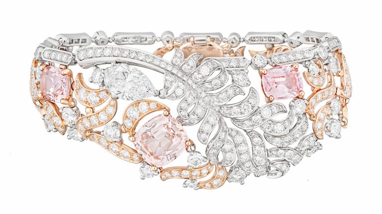 La colección Plume es un vibrante homenaje a las curvas flexibles y delicadas de la pluma, emblema de la Alta Joyería de Chanel