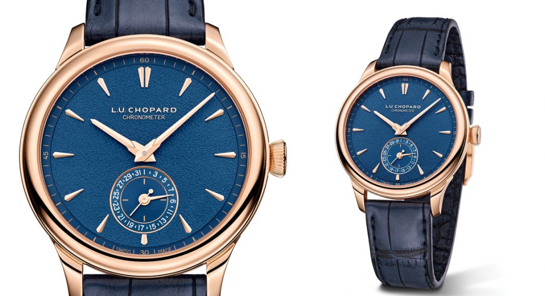 Este reloj de venta exclusiva en las boutiques Chopard viene con una correa intercambiable de piel de aligátor azul con costuras tono sobre tono, o de becerro marrón con costuras en beige. Ambas están sujetas por una hebilla de oro ético rosa.