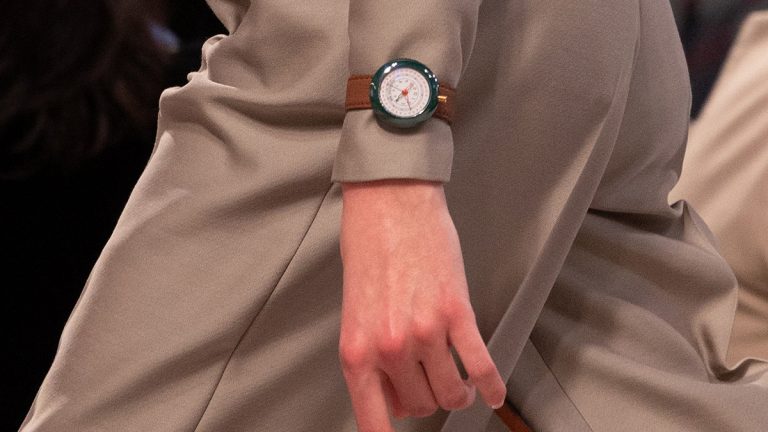 El histórico reloj LV II, protagonista del desfile femenino Otoño/Invierno 2025 de Louis Vuitton