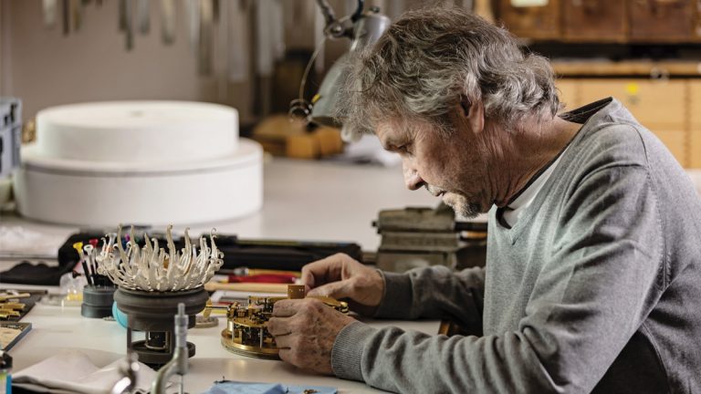 entre tradición y modernidad Aunque François Junod ha centrado su actividad en los androides de estilo antiguo, no ha abandonado los autómatas contemporáneos. Entre sus obras modernas, podemos destacar el ángel de la CIMA de Sainte-Croix, el hombre andante que adorna este mismo museo, el busto de la cantante en la Arena de Ginebra o la joven y el pájaro posados ​​en la fachada del colegio Cheminet en Yverdon-les-Bains.