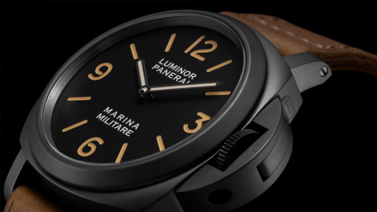 El nuevo Luminor Marina Militare PAM05218 rinde homenaje a la histórica referencia 5218-202/A, un ícono que vio la luz en 1993 y marcó el inicio de una era en la alta relojería de lujo. Esta reedición exclusiva conecta el legado de Panerai con su profunda relación con la Marina Militare italiana, reinterpretando un diseño mítico con materiales y acabados contemporáneos.