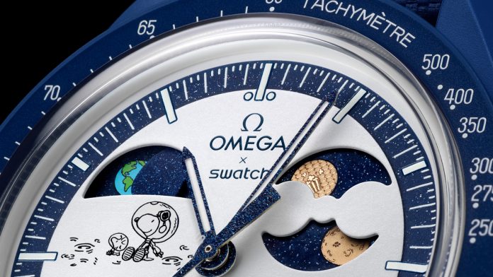 MISSION TO EARTHPHASE - MOONSHINE GOLD La MISSION TO EARTHPHASE – MOONSHINE GOLD estará disponible exclusivamente el 8 de septiembre de 2025 . Este es el segundo modelo de una serie dedicada a celebrar las lunas llenas. Al igual que su predecesor, incorpora el innovador indicador de fases terrestres de Swatch , ilustraciones del universo de Snoopy y un indicador de fases lunares realizado con Moonshine™ Gold de OMEGA .