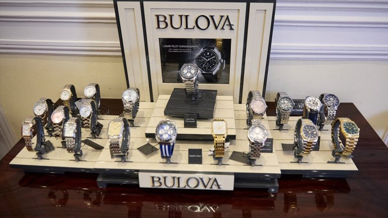 Bulova celebra 150 años de innovación relojera con la exposición “Los Latidos de la Historia”, un homenaje al tiempo, la precisión y la memoria.