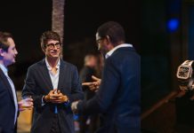 Patek Philippe y Relojería Alemana presentan la colección Cubitus en Mallorca En un entorno de elegancia contemporánea, Patek Philippe y Relojería Alemana presentó en Mallorca la nueva colección Cubitus , una reinterpretación moderna de los códigos clásicos de la relojería suiza. La emblemática finca Son Togores se transformó en un espacio inmersivo dominado por estructuras geométricas y un juego de luces que evocaban la identidad arquitectónica de la colección. Entre los asistentes destacaron Mario Giménez , director de Patek Philippe España; Ramón Villar , técnico relojero de la manufactura; y los hermanos Pablo, Blanca y Paula Fuster , cuarta generación al frente de Relojería Alemana. Durante la noche, cerca de cincuenta invitados disfrutaron de una experiencia sensorial exclusiva y descubrieron en primicia las piezas más representativas de la colección, como las referencias 7128/1G y 7128/1R , presentadas previamente en Watches & Wonders 2025 en Ginebra. El ambiente sofisticado se ensambla con la decoración floral de La Rosaleda y la propuesta gastronómica de Jardín de Maca de Castro , acompañadas por la música de la DJ Inga Dau y un espectáculo de malabares lumínicos que fusionó arte, ritmo y precisión. La presentación de la colección Cubitus reafirma la alianza entre Patek Philippe y Relojería Alemana Mallorca , un vínculo que una tradición, innovación y excelencia en el universo de la alta relojería .