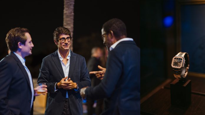 relojeria_alemana En un entorno de elegancia contemporánea, Patek Philippe y Relojería Alemana presentó en Mallorca la nueva colección Cubitus , una reinterpretación moderna de los códigos clásicos de la relojería suiza. La emblemática finca Son Togores se transformó en un espacio inmersivo dominado por estructuras geométricas y un juego de luces que evocaban la identidad arquitectónica de la colección. Entre los asistentes destacaron Mario Giménez , director de Patek Philippe España; Ramón Villar , técnico relojero de la manufactura; y los hermanos Pablo, Blanca y Paula Fuster , cuarta generación al frente de Relojería Alemana. Durante la noche, cerca de cincuenta invitados disfrutaron de una experiencia sensorial exclusiva y descubrieron en primicia las piezas más representativas de la colección, como las referencias 7128/1G y 7128/1R , presentadas previamente en Watches & Wonders 2025 en Ginebra. El ambiente sofisticado se ensambla con la decoración floral de La Rosaleda y la propuesta gastronómica de Jardín de Maca de Castro , acompañadas por la música de la DJ Inga Dau y un espectáculo de malabares lumínicos que fusionó arte, ritmo y precisión. La presentación de la colección Cubitus reafirma la alianza entre Patek Philippe y Relojería Alemana Mallorca , un vínculo que una tradición, innovación y excelencia en el universo de la alta relojería .