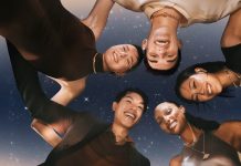 Elegancia y precisión para celebrar la temporada Bajo la inspiración de la Ciudad Eterna, las colecciones de relojes Bvlgari brillan como símbolos de sofisticación. Cada creación refleja el equilibrio entre diseño italiano y maestría relojera suiza, ofreciendo una experiencia incomparable de elegancia y precisión. Entre las piezas más emblemáticas destacan: Serpenti Tubogas y Serpenti Seduttori: relojes que envuelven la muñeca con un diseño icónico, flexible y sensual. Bvlgari Bvlgari: una colección de estilo contemporáneo con fuerte identidad italiana. Bvlgari Aluminium: la fusión perfecta entre lujo y deportividad. Octo Roma y Octo Finissimo: símbolos de arquitectura y rendimiento, con diseño ultrafino y carácter vanguardista. Cada modelo es una declaración de estilo que transforma cada segundo en una obra de arte. Regalos exclusivos Bvlgari para esta Navidad La colección navideña Bvlgari también celebra la excelencia en joyería, accesorios y fragancias. Cada pieza —desde un reloj icónico hasta un bolso Serpenti o una fragancia Allegra— es un regalo atemporal que expresa emoción, lujo y buen gusto. Además, los Bvlgari Hotels & Resorts ofrecen experiencias exclusivas y menús festivos creados por chefs con estrellas Michelin, inspirados en la tradición italiana. Una invitación a vivir la temporada con lujo, arte y conexiones auténticas. Vive el espíritu Bvlgari Celebra la Navidad con Bvlgari y descubre el poder de regalar tiempo, belleza y emoción. Encuentra tu reloj ideal en nuestra selección de relojes de lujo y déjate inspirar por el brillo inconfundible de la relojería italiana.