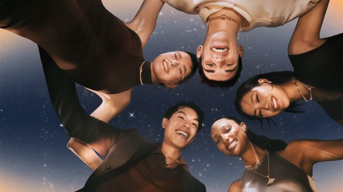 250507_Bvlgari_HS25_04_S_217 Bajo la inspiración de la Ciudad Eterna, las colecciones de relojes Bvlgari brillan como símbolos de sofisticación. Cada creación refleja el equilibrio entre diseño italiano y maestría relojera suiza, ofreciendo una experiencia incomparable de elegancia y precisión. Entre las piezas más emblemáticas destacan: Serpenti Tubogas y Serpenti Seduttori: relojes que envuelven la muñeca con un diseño icónico, flexible y sensual. Bvlgari Bvlgari: una colección de estilo contemporáneo con fuerte identidad italiana. Bvlgari Aluminium: la fusión perfecta entre lujo y deportividad. Octo Roma y Octo Finissimo: símbolos de arquitectura y rendimiento, con diseño ultrafino y carácter vanguardista. Cada modelo es una declaración de estilo que transforma cada segundo en una obra de arte. Regalos exclusivos Bvlgari para esta Navidad La colección navideña Bvlgari también celebra la excelencia en joyería, accesorios y fragancias. Cada pieza —desde un reloj icónico hasta un bolso Serpenti o una fragancia Allegra— es un regalo atemporal que expresa emoción, lujo y buen gusto. Además, los Bvlgari Hotels & Resorts ofrecen experiencias exclusivas y menús festivos creados por chefs con estrellas Michelin, inspirados en la tradición italiana. Una invitación a vivir la temporada con lujo, arte y conexiones auténticas. Vive el espíritu Bvlgari Celebra la Navidad con Bvlgari y descubre el poder de regalar tiempo, belleza y emoción. Encuentra tu reloj ideal en nuestra selección de relojes de lujo y déjate inspirar por el brillo inconfundible de la relojería italiana.