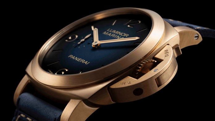 PANERAI Panerai abre un nuevo capítulo en la historia de su colección más emblemática con la llegada del Luminor Marina Bronzo PAM01678, el primer Luminor Marina realizado íntegramente en bronce.