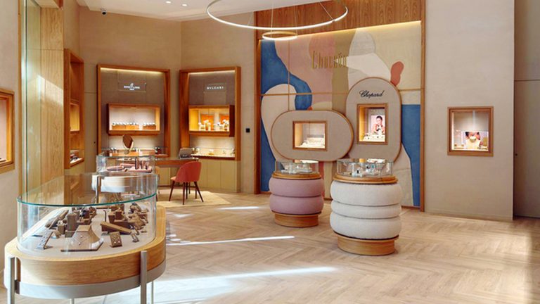 Chocrón eleva de nuevo su estándar de excelencia con la apertura de su nueva boutique de lujo en Ceuta, un espacio fascinante que marca un hito en la evolución de la firma.
