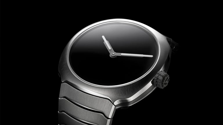 Hay historias que avanzan en crescendo, y la trilogía Genesis de H. Moser & Cie. es una de ellas. En 2022, la manufactura suiza abrió una brecha en el universo de la alta relojería con un proyecto radical que fusionaba lo físico, lo digital y lo virtual: el Endeavour Centre Seconds Genesis, una pieza situada en la frontera entre la tradición y la web 3.0. Más que un reloj, era un manifiesto creativo, una declaración de intenciones.
