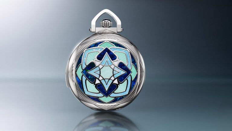 Cada 2 de diciembre, Parmigiani Fleurier celebra el cumpleaños de su fundador no con palabras, sino con creación. Para Michel Parmigiani, el tiempo nunca ha sido solo una medida: es materia viva, esculpida a través de la armonía, la proporción y la paciencia. Este año, con motivo de su 75.º aniversario, la Maison presenta La Ravenale, un Objet d’Art singular donde la restauración, la maestría artesanal y la pureza mecánica convergen.