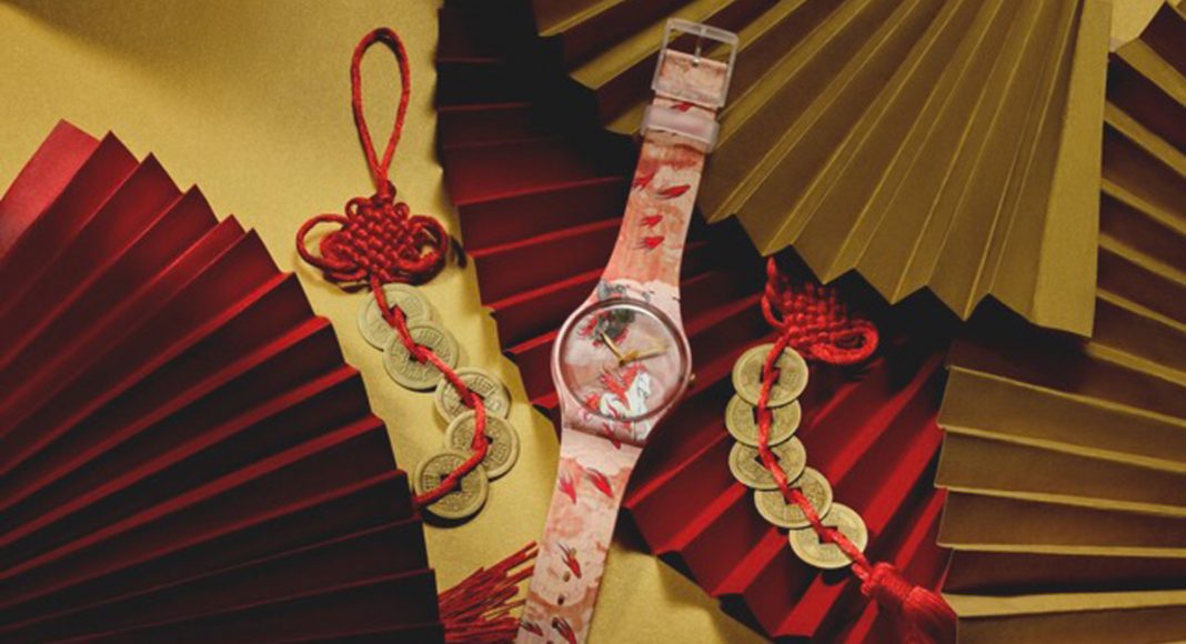 Swatch presenta RIDING THE CLOUDS, un reloj inspirado en el Año del Caballo de Fuego que fusiona arte chino, simbolismo ancestral y energía contemporánea.