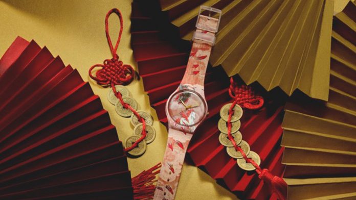 Swatch presenta RIDING THE CLOUDS, un reloj inspirado en el Año del Caballo de Fuego que fusiona arte chino, simbolismo ancestral y energía contemporánea.