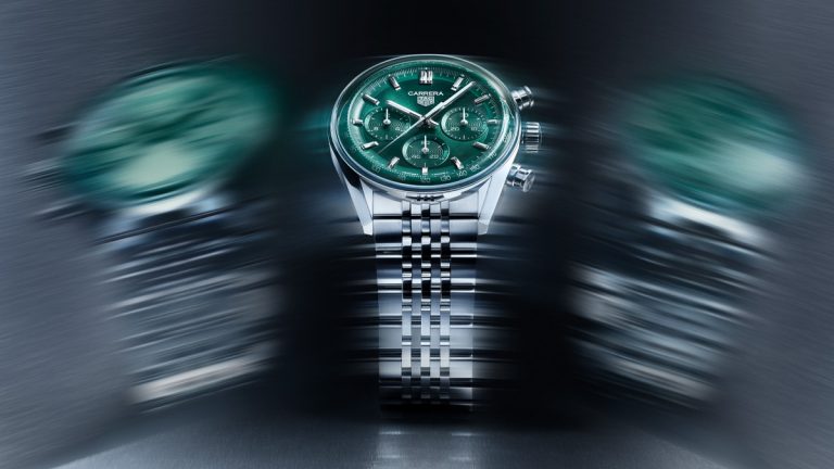 El comienzo del año relojero tiene desde hace varios ejercicios un nombre propio: LVMH Watch Week. En esta edición, es Milán la ciudad que se convierte en centro de las primeras ideas relojeras de la temporada y lo hace alrededor de nueve marcas que reflejan el estilo y las ideas relojeras del grupo LVMH. En este articulo destacamos las primeras creaciones de cinco de ellas. TAG Heuer TAG Heuer tendrá en 2026 un protagonista destacado: el cronógrafo, y dentro de esta especialidad relojera, el Carrera es sinónimo de precisión, claridad y un espíritu de diseño atrevido. Creado en 1963 por Jack Heuer, su nombre, inspirado en la mítica carrera Carrera Panamericana, se ha convertido en un símbolo de rendimiento y estilo. Con motivo del 60.º aniversario del TAG Heuer Carrera, en 2023, TAG Heuer recuperó el icónico diseño de caja de cristal del reloj, combinando el cristal de zafiro curvado y el reborde fluido; o lo que es lo mismo, lo que conocemos como Glassbox. El resultado fue un cronógrafo con mayor presencia y legibilidad, con ese cristal de zafiro escultural que se curva a la perfección sobre el reborde tridimensional de la esfera, mientras que la esfera limpia, sin fecha, muestra contadores monocromáticos que crean profundidad y claridad. Ahora llegan tres nuevas referencias que juegan a la perfección con esos 41 mm de diámetro que dan amplitud a la creación. Desde la característica esfera azul, ejemplo de elegancia y sofisticación, con sus contadores tono sobre tono Azuré, a una versión verde azulado que introduce un tono intenso que se ha convertido en un nuevo color emblemático para TAG Heuer, pasando por una esfera negra con sutiles detalles en rojo que transmiten la energía de la pista de competición. Las tres referencias se combinan con el brazalete de acero de siete filas de TAG Heuer, una reinterpretación del tradicional diseño de cuentas. Bajo la esfera se halla el movimiento TH20-01 de manufactura de excepcional rendimiento y una autonomía de marcha de 80 horas. Dotado de embrague vertical y rueda de pilares este cronógrafo es sinónimo de precisión. Zenith De una piedra angular a otra. Zenith lanza también su apuesta para este ejercicio centrándose en la colección Defy… y dentro de una oferta en la que hay espacio para recordar el pasado de esta línea nacida en 1969, se habla de un presente con piezas impactantes como el Defy Skyline Skeleton con su estructura abierta de geometría nítida. Una estructura que revela el calibre El Primero 3620 SK Presentado en una nueva edición en cerámica negra con el movimiento dorado, que realza el carácter arquitectónico del modelo y le permite revelar todos los detalles técnicos del calibre El Primero, incluido su característico indicador de las décimas de segundo. En definitiva, esta interacción entre el negro y el dorado reinventa a este modelo, pero además le da una pátina contemporánea, en la que se acentúa el bisel dodecagonal y la caja facetada del reloj. Bajo la esfera abierta con la forma de estrella de cuatro puntas emblemática de Zenith desde 1969 se encuentra el calibre El Primero 3620 SK, con acabado integral en tono dorado. En lugar de la tradicional indicación central de los segundos, el Defy Skyline cuenta con el primer y único indicador constante de las décimas de segundo. Equipado con el escape de 5 Hz, completa una rotación completa cada 10 segundos. Esta nueva edición cuenta con un brazalete integrado de cerámica negra que prolonga la geometría de la caja, creando una silueta arquitectónica perfecta. También se incluye una correa de caucho con motivo negro, fácilmente intercambiable gracias al mecanismo de cambio rápido de correa. Louis Vuitton Y otro que regresa es el Escale Worldtime de Louis Vuitton realzado por un nuevo savoir-faire y un movimiento de fabricación propia, que se ofrece por primera vez en platino, pero sin perder de vista esa decoración en la que sobresale la pintura en miniatura de las 24 banderas de las ciudades. Pero hay más detalles importantes, como las sutiles referencias a los baúles de la casa –cada uno de ellos se entregada en un baúl–, que se observa por ejemplo en las asas inspiradas en los soportes y esquinas de latón de estas creaciones. La estética tiene su correspondencia mecánica, con la introducción de nuevos movimientos realizados por La Fabrique du Temps Louis Vuitton, calibres que reescriben las reglas de las complicaciones relojeras, aportándoles un toque de sencillez funcional. En este caso nos vamos a centrar en las dos versiones en platino del Escale Worldtime, que muestra simultáneamente 24 husos horarios. El Worldtimer de Vuitton es la complicación que mejor define el estilo de la colección Escale desde su debut en 2014. Ahora, llegan estas dos propuestas donde, la primera, reimagina el icono con un anillo mundial pintado en miniatura y una esfera central azul granulada, que rinde homenaje a la textura de la histórica lona Monogram. En su interior, el nuevo movimiento LFT VO 12.01 eleva la complicación, lo que marca una nueva era para este icono. La segunda propuesta está protagonizada por un tourbillon volante, que realza todavía más el efecto de las banderas, que ahora están representadas en esmalte grand feu. La distintiva esfera del Escale Worldtime muestra 24 banderas que representan las principales ciudades del mundo, cada una de ellas pintada a mano individualmente. El trabajo es meticuloso: se aplican 35 colores uno a uno con un pincel de punta fina. Entre cada aplicación, la esfera se seca en un horno para fijar cada color. Como resultado, se tarda una semana entera en completar cada esfera. Las banderas se inspiran en motivos históricos de Louis Vuitton, como el forro del baúl malletage con costuras en forma de rombos y la emblemática lona Damier. El famoso motivo Monogram Flowers también se reproduce en miniatura, junto con la distintiva “V” de Gaston-Louis Vuitton, nieto de Louis Vuitton, para representar la ciudad de París. En la era de los transatlánticos, estas marcas eran más que una simple decoración: servían como emblemas de identidad, pintados a mano en los baúles para que los viajeros pudieran reconocer sus pertenencias Por primera vez, el Escale Worldtime se ofrece en platino, de lo que da constancia un discreto zafiro de color azafrán engastado en el fondo de la caja. Por lo que respecta al nuevo calibre LFT VO 12.01, estamos ante un movimiento automático en el que tanto la ciudad de referencia como la hora se pueden ajustar mediante la corona. El disco de hora saltante mejora aún más la claridad, permitiendo leer la hora sin esfuerzo en la esfera. Por lo que respecta al calibre del Escale flying tourbillon, el LFT VO 05.01, decir que es un movimiento automático que sitúa la complicación en el centro de la esfera. Colocar el tourbillon volante en el centro de la esfera Escale Worldtime requirió un replanteamiento completo de la arquitectura del calibre y sobre todo superar la complejidad de integrar dos mecanismos complejos –el disco giratorio de ciudades y el tourbillon– en un espacio compartido. El resultado es un órgano regulador en forma de flor Monogram que da una vuelta cada sesenta segundos, con su jaula volante que revela componentes que normalmente quedan ocultos a la vista. Daniel Roth Un clásico reinterpretado; es lo que nos encontramos en el Extra Plat Rose Gold Skeleton. Concebido en el espíritu de La Montre Objet d'Art, esta creación de Daniel Roth conserva las proporciones y la arquitectura clásicas del original, al tiempo que revela el brillo interior del nuevo calibre DR002SR de cuerda manual, diseñado en exclusiva para esta pieza. Porque hay que decir que la versión original nunca fue esqueletizada. La relojería sencilla pero ejecutada con perfección ha sido siempre el eje central de la identidad de Faniel Roth. Durante sus primeros años como relojero independiente, Roth consideraba el Extra Plat una complicación en sí misma; de hecho, era su complicación favorita después del tourbillon, por su aparente simplicidad, pero su indudable exigencia técnica para ejecutarla correctamente. A principios de la década1990, Roth empezó a producir versiones esqueletizadas de algunas referencias, que como en este caso eran fabricadas en cantidades muy pequeñas. En el centro del Extra Plat Rose Gold Skeleton se encuentra el calibre DR002SR, un nuevo movimiento fabricado íntegramente en La Fabrique du Temps Louis Vuitton. Basado en el DR002, el DR002SR reinterpreta la arquitectura original con puentes y platinas rediseñados para adaptarse a una construcción calada. El DR002SR está fabricado en oro rosa macizo de 18 quilates 5N a juego con la caja, una elección que es tanto técnica como estética. L’Epée 1839 Caracterizado siempre por crear piezas especiales, en esta ocasión sorprende con unas reinterpretaciones que empleando distintas modalidades del esmaltado Grand Feu en su creación La Regatta, se convierten en piezas únicas. Diseñado como un reloj vertical, La Regatta toma su forma de una embarcación de regatas que surca el agua. Una reserva de marcha de ocho días y un movimiento preciso. El casco está completamente adornado con esmaltado Grand Feu, aplicado a mano por David Kakabadze Enamel, un taller georgiano de renombre mundial famoso por su excepcional artesanía. En esta interpretación exclusiva, el esmaltado se convierte en una continuación natural del espíritu del remo. Además, La Regatta revela todo su tren de engranajes alineado a lo largo de un único eje vertical. Situados en extremos opuestos del reloj, el barrilete y el escape establecen un equilibrio visual y mecánico que refleja la estabilidad del barco en el agua. En La Regatta, el deporte y la artesanía se unen en un objeto tranquilo y elegante. Elementos que están presentes en cada una de las tres propuestas, donde la gran diferencia viene por el tipo de esmalte empleado. Así en La Regatta Umi (Mar en japonés) e inspirada en las olas representadas en las pinturas del maestro japonés Hokusai, se utiliza esmalte cloisonné finamente ejecutado y realzado por la técnica paillons, que consiste en finas hojas de plata incrustadas en el fondo. Por su parte, la creación de La Regatta Blue Horizon juega con la profundidad de la técnica de esmaltado azul flinqué. Como una embarcación que surca las aguas, su superficie cambia sutilmente con la luz, creando un movimiento óptico que realza la sensación de movimiento. Cierra este ejercicio de métiers D’Art La Regatta Prism. Con una apariencia cercana al mosaico, que contrasta con la arquitectura pura y vertical del reloj, su apariencia se logra aplicando la técnica de esmaltado plique-à-jour, que además añade una dimensión muy expresiva a la pieza.