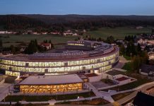 Audemars Piguet inaugura Arc, su nueva manufactura de Alta Relojería en Le Brassus Audemars Piguet inaugura Arc, su nueva manufactura de Alta Relojería en Le Brassus: innovación industrial, sostenibilidad y savoir-faire suizo al servicio del futuro.