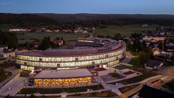 Audemars Piguet inaugura Arc, su nueva manufactura de Alta Relojería en Le Brassus: innovación industrial, sostenibilidad y savoir-faire suizo al servicio del futuro.