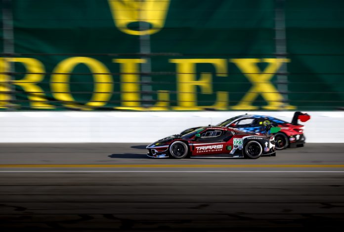 Rolex celebra el centenario del Oyster en las Rolex 24 At DAYTONA 2026, una carrera icónica donde el Cosmograph Daytona simboliza la victoria absoluta sobre el tiempo y la velocidad.