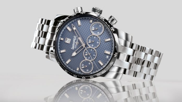 Descubre el acabado Clous de Paris: un guilloché icónico que convierte la esfera en una arquitectura de luz, relieve y elegancia atemporal.