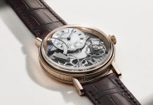 Breguet Tradition: la saga de un icono de la alta relojería La colección Breguet Tradition reinterpreta los históricos relojes de suscripción creados por Abraham-Louis Breguet a finales del siglo XVIII, revelando la arquitectura del movimiento en el lado de la esfera y celebrando la esencia de la alta relojería.