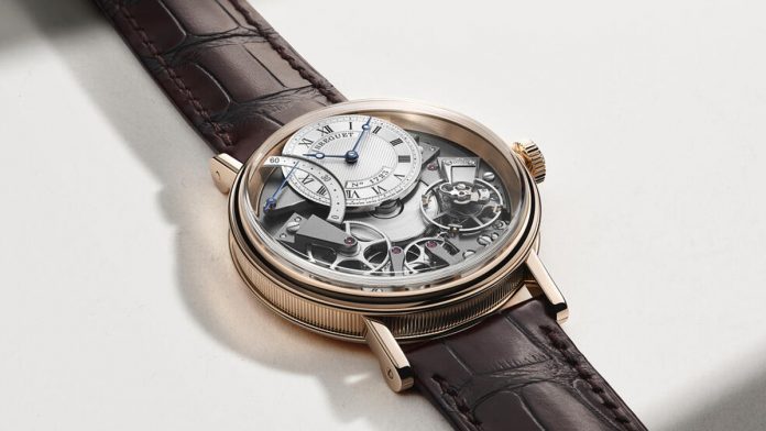 La colección Breguet Tradition reinterpreta los históricos relojes de suscripción creados por Abraham-Louis Breguet a finales del siglo XVIII, revelando la arquitectura del movimiento en el lado de la esfera y celebrando la esencia de la alta relojería.