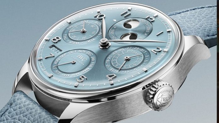 iwc El IWC Portugieser Calendario Perpetuo 44 en oro blanco de IWC Schaffhausen combina elegancia discreta, alta relojería y una espectacular esfera Horizon Blue con acabado lacado multicapa.