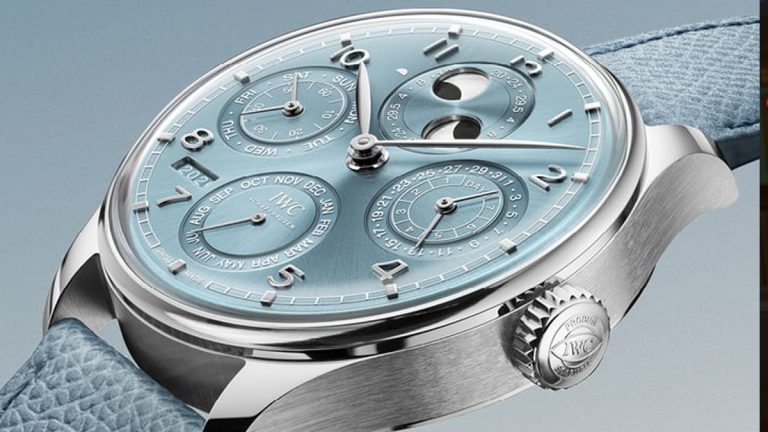 El IWC Portugieser Calendario Perpetuo 44 en oro blanco de IWC Schaffhausen combina elegancia discreta, alta relojería y una espectacular esfera Horizon Blue con acabado lacado multicapa.