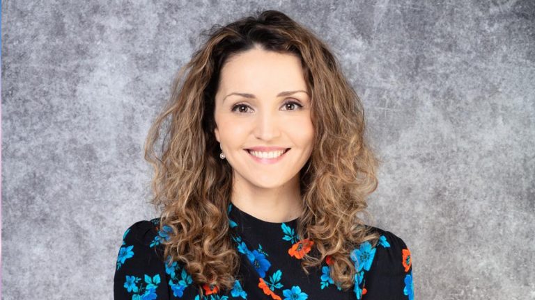 Béatrice Goasglas será la nueva CEO de TAG Heuer a partir del 1 de mayo de 2026. La ejecutiva del grupo LVMH asumirá el liderazgo de la histórica marca suiza en una etapa clave marcada por innovación, crecimiento global y su vínculo con la Formula 1.