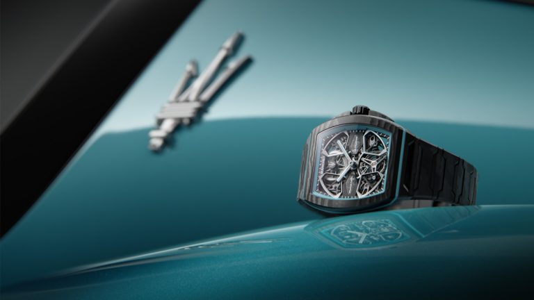 Descubre el UltraFino Maserati, el exclusivo reloj con tourbillon volante creado por Maserati y Bianchet para celebrar el centenario del Tridente. Edición limitada de alta relojería.