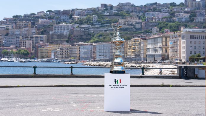 OMEGA America’s Cup 2027, cronometraje deportivo OMEGA, Emirates Team New Zealand, regata Nápoles 2027, Louis Vuitton America’s Cup, relojería y vela, OMEGA patrocinio deportivo